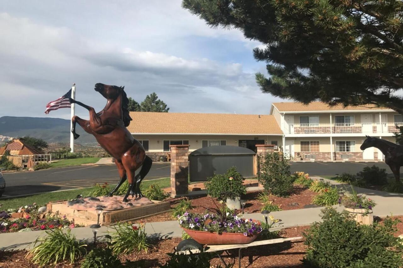 Broken Spur Inn&Steakhouse Torrey Bagian luar foto